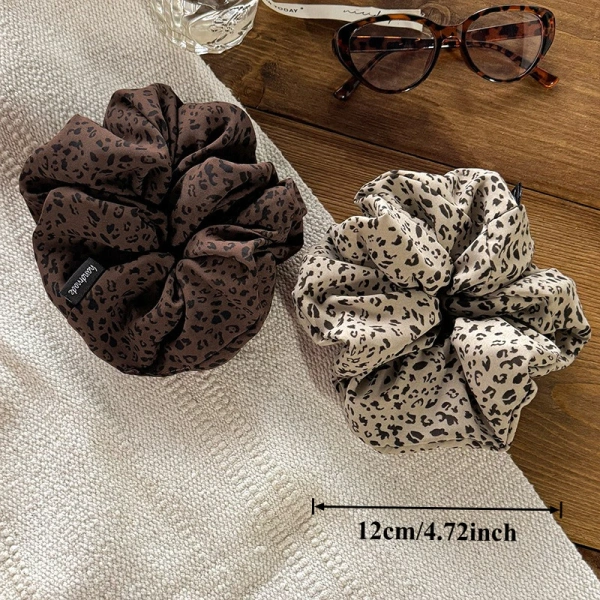 Thị trường hiện nay cung cấp nhiều dạng phụ kiện tóc: scrunchie, dây buộc bằng da, kẹp tóc kim loại, băng đô vải, và lăn tóc bằng silicone. (Ảnh 2) Thị trường hiện nay cung cấp nhiều dạng phụ kiện tóc: scrunchie, dây buộc bằng da, kẹp tóc kim loại, băng đô vải, và lăn tóc bằng silicone. (Ảnh 2)