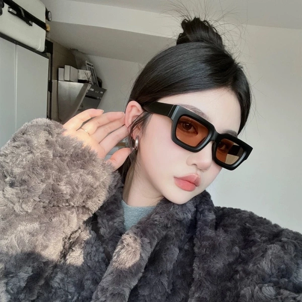 Đối với những ai thường xuyên ra ngoài và phải đeo khẩu trang, việc lựa chọn kính râm không chỉ dựa trên màu sắc hay thương hiệu. (Ảnh 3)