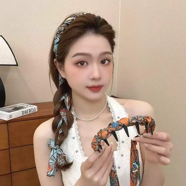 Một số người thường chỉ dùng băng đô để “giữ tóc” mà không khai thác hết khả năng biến hoá phong cách. (Ảnh 5) Một số người thường chỉ dùng băng đô để “giữ tóc” mà không khai thác hết khả năng biến hoá phong cách. (Ảnh 5)