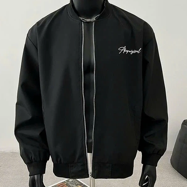 Áo bomber dù có thiết kế đa năng, nhưng việc chọn size đúng vẫn là yếu tố quyết định độ thoải mái khi mặc. (Ảnh 4)