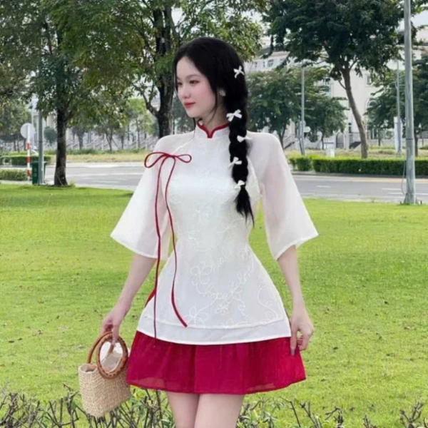 Đầu năm mới, nhiều hoạt động như chụp hình, tham dự tiệc hội họp hay dạo phố đòi hỏi chúng ta phải di chuyển linh hoạt, cúi chụp, ngồi trên ghế dài hay thậm chí nhảy cười thỏa thích. (Ảnh 2) Đầu năm mới, nhiều hoạt động như chụp hình, tham dự tiệc hội họp hay dạo phố đòi hỏi chúng ta phải di chuyển linh hoạt, cúi chụp, ngồi trên ghế dài hay thậm chí nhảy cười thỏa thích. (Ảnh 2)