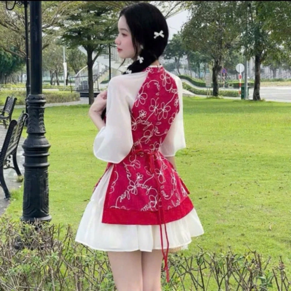Thêm vào đó, một số nhà thiết kế đang áp dụng công nghệ "khuy thông minh", sử dụng các chi tiết gập lại được hoặc có thể tháo rời dễ dàng, đáp ứng nhu cầu linh hoạt trong các hoạt động hội họp lễ Tết. (Ảnh 3) Thêm vào đó, một số nhà thiết kế đang áp dụng công nghệ "khuy thông minh", sử dụng các chi tiết gập lại được hoặc có thể tháo rời dễ dàng, đáp ứng nhu cầu linh hoạt trong các hoạt động hội họp lễ Tết. (Ảnh 3)