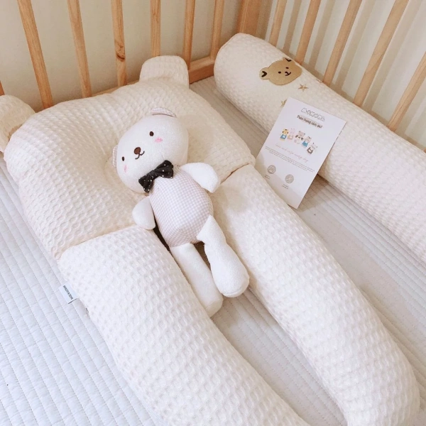 Nhiều phụ huynh đã phản hồi rằng gối Monona giúp bé ngủ ngon hơn và giảm hiện tượng “cọ xát” đầu khi nằm, đồng thời màu sắc kem, xanh và hồng phù hợp với nội thất phòng ngủ của họ. (Ảnh 5)
