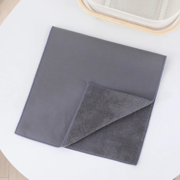 Khăn microfiber, nếu không được bảo quản đúng cách, sẽ mất độ thấm hút và dễ tạo ra vệt bám sau nhiều lần giặt. (Ảnh 4)