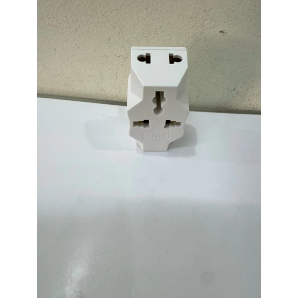 Đầu cắm 3 chân nếu được chuyển đổi bằng một phụ kiện không đạt tiêu chuẩn có thể tạo ra khe hở điện, dẫn đến điện áp rơi và gây hiện tượng chớp tắt thiết bị. (Ảnh 4) Đầu cắm 3 chân nếu được chuyển đổi bằng một phụ kiện không đạt tiêu chuẩn có thể tạo ra khe hở điện, dẫn đến điện áp rơi và gây hiện tượng chớp tắt thiết bị. (Ảnh 4)