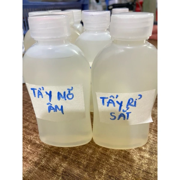 Đối với vết bẩn mới, xịt trực tiếp dung dịch lên vết, giữ 5‑10 phút. (Ảnh 2) Đối với vết bẩn mới, xịt trực tiếp dung dịch lên vết, giữ 5‑10 phút. (Ảnh 2)