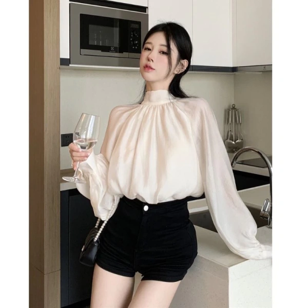 Những chi tiết phụ như nút, viền cổ, hoặc các họa tiết thắt nơ thường được thêm vào để tạo nét vintage. (Ảnh 4)