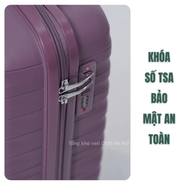 Những dải dán nhãn dính và thẻ thông tin người sở hữu dường như không quan trọng, nhưng lại là “lá bùa” giúp hành lý được trả về cho bạn nếu lạc. (Ảnh 3) Những dải dán nhãn dính và thẻ thông tin người sở hữu dường như không quan trọng, nhưng lại là “lá bùa” giúp hành lý được trả về cho bạn nếu lạc. (Ảnh 3)