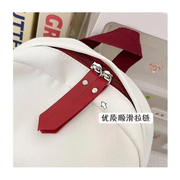 Không chỉ có “cái ba lô” đơn thuần, mà các mẫu hiện đại còn tích hợp nhiều ngăn và tính năng thông minh để hỗ trợ phụ huynh và trẻ trong mọi tình huống. (Ảnh 3) Không chỉ có “cái ba lô” đơn thuần, mà các mẫu hiện đại còn tích hợp nhiều ngăn và tính năng thông minh để hỗ trợ phụ huynh và trẻ trong mọi tình huống. (Ảnh 3)