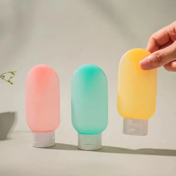Trước khi cho các chai vào túi, hãy phân chia chúng thành các nhóm: làm sạch (dầu gội, sữa tắm), dưỡng da (toner, serum, kem dưỡng) và “cấp cứu” (sữa rửa mặt, thuốc trị mụn nhẹ). (Ảnh 3) Trước khi cho các chai vào túi, hãy phân chia chúng thành các nhóm: làm sạch (dầu gội, sữa tắm), dưỡng da (toner, serum, kem dưỡng) và “cấp cứu” (sữa rửa mặt, thuốc trị mụn nhẹ). (Ảnh 3)