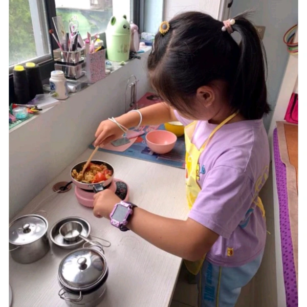 Khi một bé vừa khám phá món ăn mới trên bếp mini, cha mẹ thường vô tình tham gia vào quy trình – từ “đổ nước” đến “trộn nguyên liệu”. (Ảnh 5)