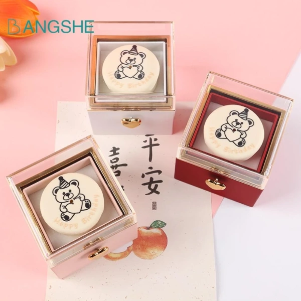 Chi tiết nhỏ trong hộp quà bánh mini khiến bất ngờ ngọt ngào, nhưng lại ẩn chứa khó khăn khi bảo quản nhẫn lật gấu. - Ảnh 1