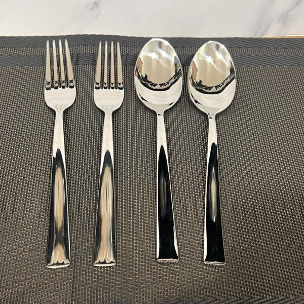 Trong những lựa chọn trên, Combo 4 Muỗng Nĩa ăn (đuôi lớn) inox nguyên chất cao cấp WMF Cromargan là ví dụ điển hình thể hiện cách thiết kế tay cầm dày và chất lượng tổng thể. (Ảnh 5)
