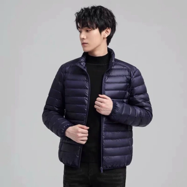Khi thời tiết chuyển sang sương mưa, nhiều người nhanh chóng lựa chọn “cắt giảm” một lớp áo để tránh cảm giác nóng bức. (Ảnh 2) Khi thời tiết chuyển sang sương mưa, nhiều người nhanh chóng lựa chọn “cắt giảm” một lớp áo để tránh cảm giác nóng bức. (Ảnh 2)