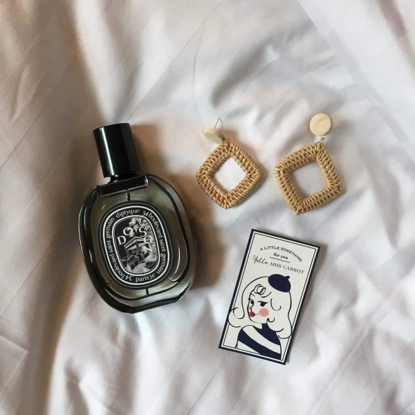 Trong công thức nước hoa, có ba lớp hương chính: hương đầu, hương giữa và hương cuối. (Ảnh 2)