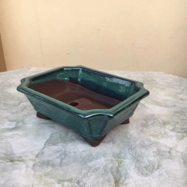 Hố thoát nước được thiết kế ở đáy chậu thường rộng hơn so với chậu nhựa để ngăn ngừa úng rễ. (Ảnh 2) Hố thoát nước được thiết kế ở đáy chậu thường rộng hơn so với chậu nhựa để ngăn ngừa úng rễ. (Ảnh 2)