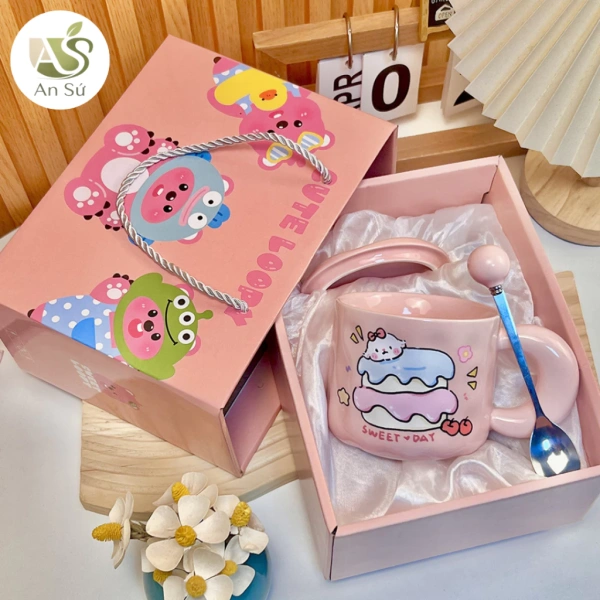 Chiếc cốc sứ có nắp và thìa xinh xắn hứa hẹn tiện lợi, nhưng thực tế lại làm buổi sáng mất thêm vài phút để pha trà. - Ảnh 1