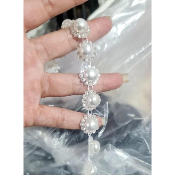 Chiếc dây viền nửa viền đá đẹp mắt lại gây ra hiện tượng áo váy kéo căng khi ngồi, một chi tiết ít ai để ý - Ảnh 2 Chiếc dây viền nửa viền đá đẹp mắt lại gây ra hiện tượng áo váy kéo căng khi ngồi, một chi tiết ít ai để ý - Ảnh 2