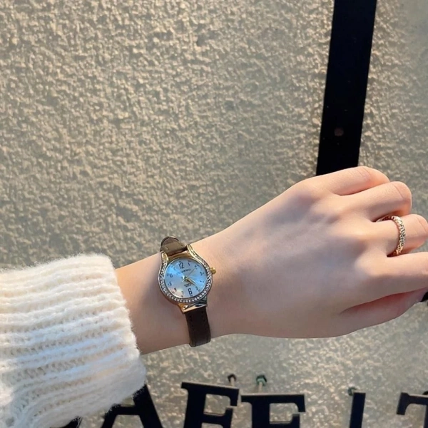 Chiếc đồng hồ học sinh phong cách đơn giản Hàn Quốc khiến nhiều bạn ngỡ ngàng vì độ bền không như mong đợi - Ảnh 1
