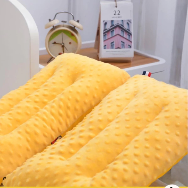 Mặc dù mục tiêu chính là giảm đau lưng cho người lớn, một số mẫu gối thiết kế đa năng còn có thể dùng cho trẻ em khi học, nhờ vào kích thước và độ mềm vừa phải. (Ảnh 3)
