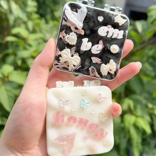 Đừng quên khi gửi tin nhắn cho shop, nêu rõ “Màu charm, màu gương và nội dung khắc” để tránh nhầm lẫn. (Ảnh 4) Đừng quên khi gửi tin nhắn cho shop, nêu rõ “Màu charm, màu gương và nội dung khắc” để tránh nhầm lẫn. (Ảnh 4)