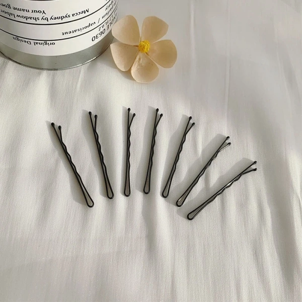 Nếu bạn đang tìm kiếm một giải pháp vừa “đơn giản” vừa “đủ chất” cho những buổi gặp gỡ, công việc hay dạo phố, kẹp tóc đen 50 mẫu đơn giản là một bộ sưu tập đáng để cân nhắc. (Ảnh 4) Nếu bạn đang tìm kiếm một giải pháp vừa “đơn giản” vừa “đủ chất” cho những buổi gặp gỡ, công việc hay dạo phố, kẹp tóc đen 50 mẫu đơn giản là một bộ sưu tập đáng để cân nhắc. (Ảnh 4)