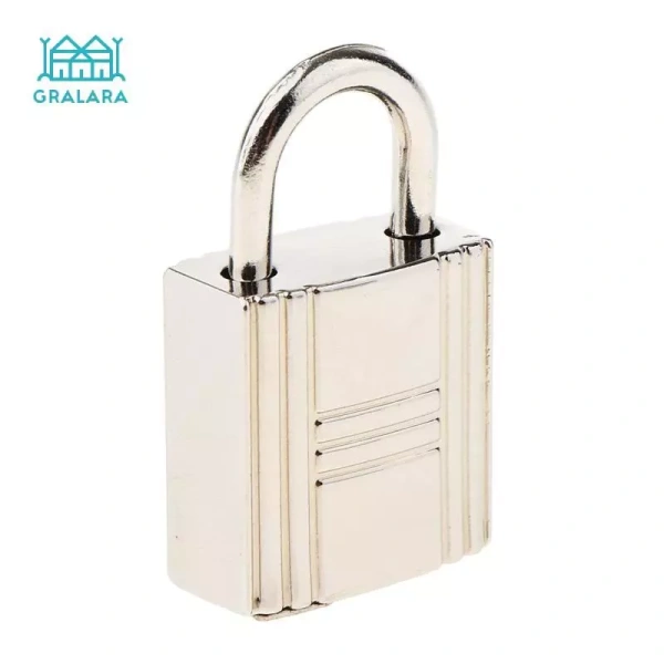 Trước khi đóng vali, hãy xoay khóa nhẹ nhàng để đảm bảo cơ chế hoạt động trơn tru. (Ảnh 4) Trước khi đóng vali, hãy xoay khóa nhẹ nhàng để đảm bảo cơ chế hoạt động trơn tru. (Ảnh 4)