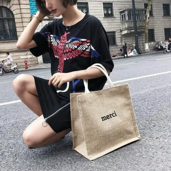 Chiếc túi cói đi biển tăng phong cách nhưng lại gây rắc rối khi nước thấm vào ngăn đồ - Ảnh 1
