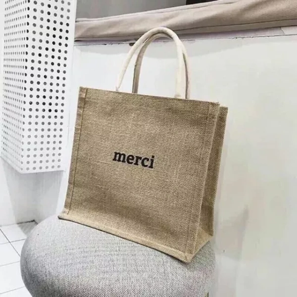 Túi cói được làm từ sợi dừa tự nhiên, mang lại cảm giác nhẹ nhàng và bền bỉ. (Ảnh 2)