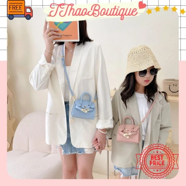Những mẫu túi da mini thường được thiết kế với kích thước nhỏ gọn: ví dụ mẫu Túi Xách Da Mini Nữ, Túi Da Bé Gái Thời Trang Cao Cấp Sang Xịn có kích thước 14 x 11 x 6 cm, đủ chỗ đựng điện thoại, thẻ ngân hàng và một ít mỹ phẩm mini. (Ảnh 2)