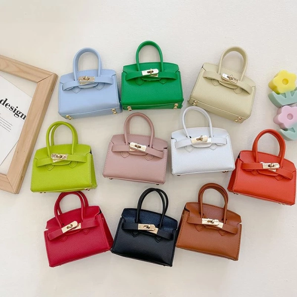 Chiếc túi da mini thanh lịch thường ẩn một điểm yếu khiến người dùng phải thay đổi cách sắp xếp đồ cá nhân. - Ảnh 3