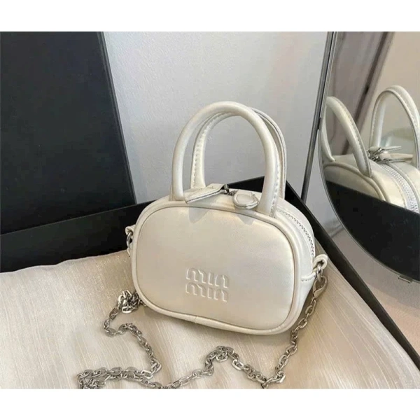 Chiếc túi đeo chéo mini da mềm xinh xắn thường thiếu ngăn bảo vệ thẻ, khiến những buổi dạo phố trở nên bất tiện - Ảnh 1 Chiếc túi đeo chéo mini da mềm xinh xắn thường thiếu ngăn bảo vệ thẻ, khiến những buổi dạo phố trở nên bất tiện - Ảnh 1