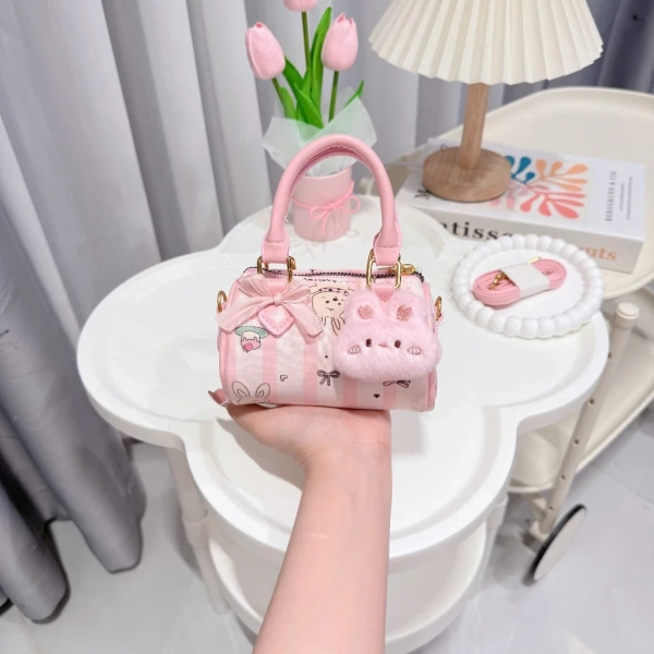 Chiếc túi mini xinh cho bé gái thật tiện nhưng nếu không gắn móc bảo vệ có thể gây rủi ro khi bé chạy đuổi nhau - Ảnh 1 Chiếc túi mini xinh cho bé gái thật tiện nhưng nếu không gắn móc bảo vệ có thể gây rủi ro khi bé chạy đuổi nhau - Ảnh 1