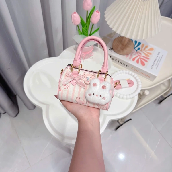 Không phải mọi túi mini trên thị trường đều đáp ứng đầy đủ cả tiêu chí an toàn và thẩm mỹ. (Ảnh 4) Không phải mọi túi mini trên thị trường đều đáp ứng đầy đủ cả tiêu chí an toàn và thẩm mỹ. (Ảnh 4)