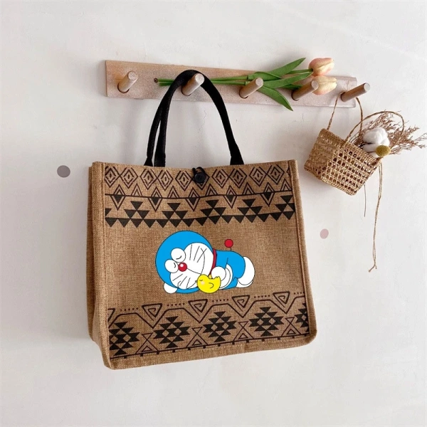 Để xác định mức độ cạnh tranh, chúng ta sẽ đặt chiếc túi Doremon cạnh một số mẫu phổ biến khác như tote da thật, tote vải canvas và tote nhựa có ngăn kéo. (Ảnh 3)