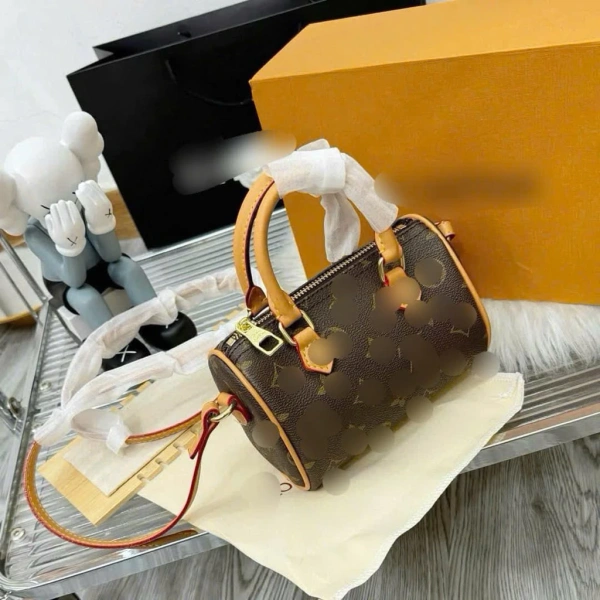 Chiếc túi trống dây chéo sang chảnh ẩn giấu những bất tiện khi gấp gọn trong tủ. - Ảnh 4 Chiếc túi trống dây chéo sang chảnh ẩn giấu những bất tiện khi gấp gọn trong tủ. - Ảnh 4