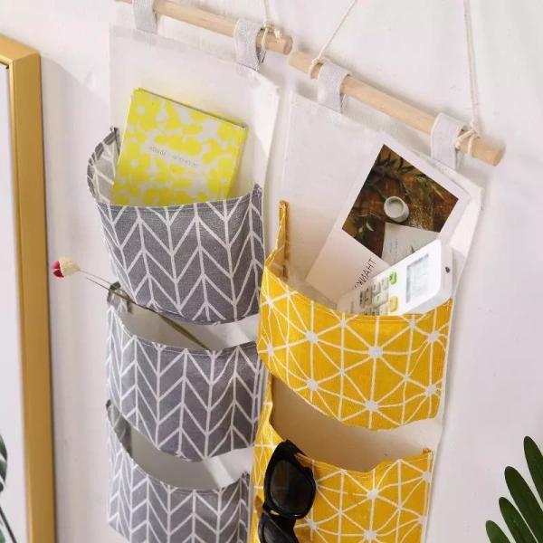 Theo mô tả của nhà sản xuất, túi vải treo tường có kích thước 20 × 68 cm, một kích thước vừa đủ để đặt trên tường gần cửa ra vào, trong phòng ngủ hoặc nhà bếp mà không chiếm quá nhiều diện tích. (Ảnh 2) Theo mô tả của nhà sản xuất, túi vải treo tường có kích thước 20 × 68 cm, một kích thước vừa đủ để đặt trên tường gần cửa ra vào, trong phòng ngủ hoặc nhà bếp mà không chiếm quá nhiều diện tích. (Ảnh 2)