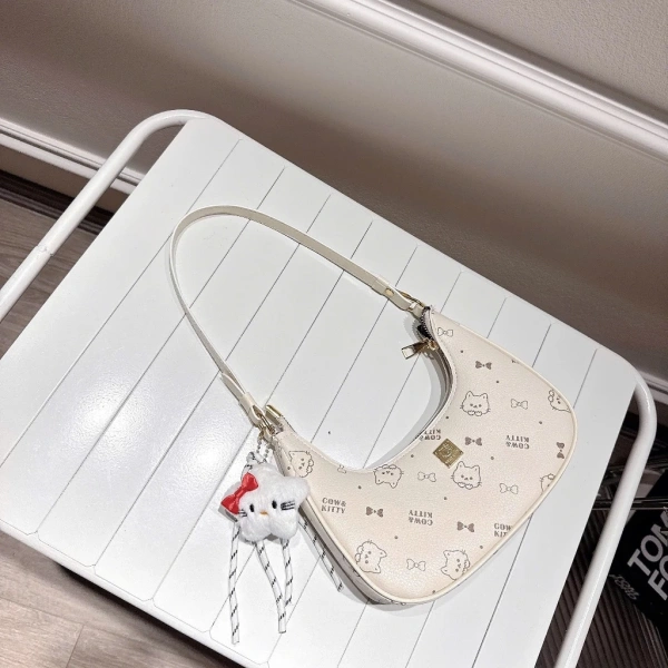 Nếu bạn đang tìm một chiếc túi mini đáp ứng cả tiêu chí thẩm mỹ và chất lượng, Túi Xách Nữ Kẹp Nách Mini In Họa Tiết Dễ Thương – HT387 là một lựa chọn đáng cân nhắc. (Ảnh 4)