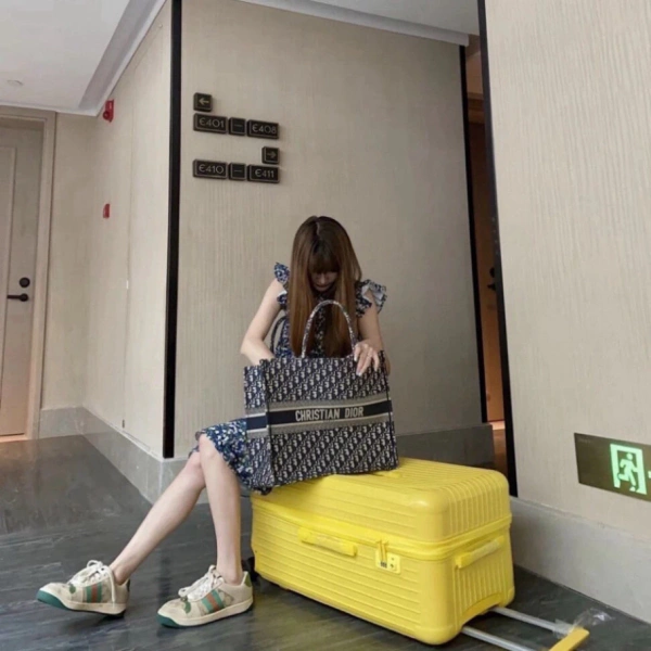 Chiếc valí nhựa siêu to hứa hẹn chứa hết mọi đồ dùng, nhưng độ bền ngăn kéo thường làm người dùng bất ngờ - Ảnh 3