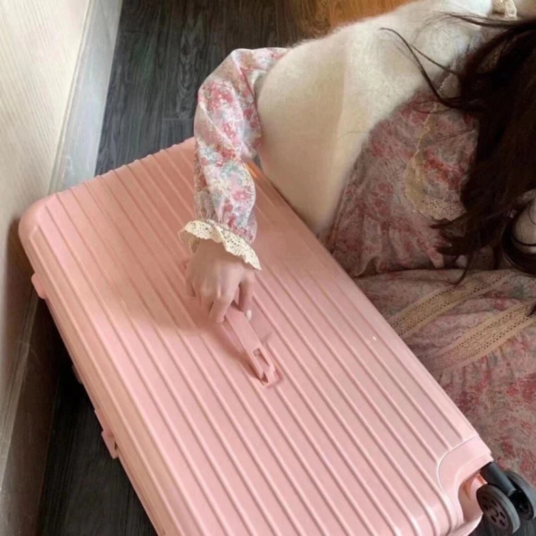 Chiếc valí nhựa siêu to hứa hẹn chứa hết mọi đồ dùng, nhưng độ bền ngăn kéo thường làm người dùng bất ngờ - Ảnh 4