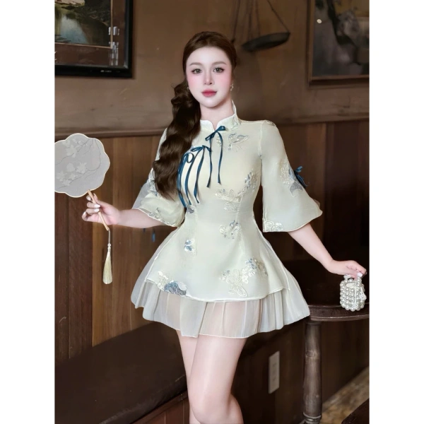 Thị trường hiện nay có đa dạng kiểu dáng set Tết, từ váy xòe truyền thống tới váy ôm body. (Ảnh 4)