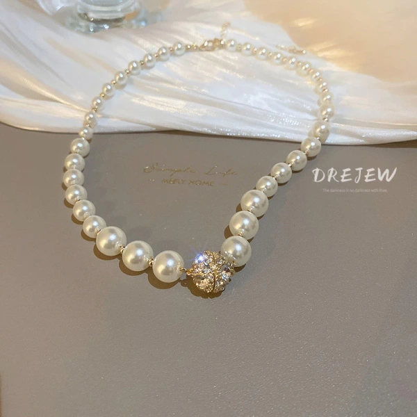 Trong thời kỳ “đa dạng” của thời trang hiện đại, một món đồ không chỉ mang một thông điệp duy nhất. (Ảnh 2)