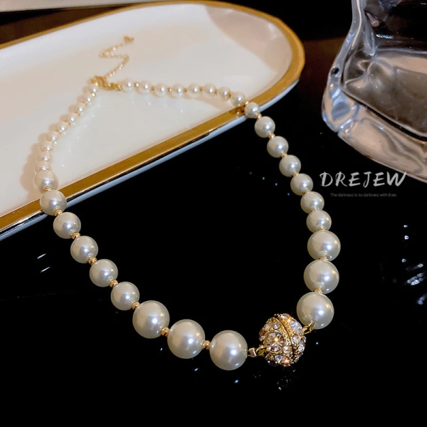 Đặt vòng cổ vào “vòng tròn màu” của bộ đồ – tức là, hãy xác định màu chủ đạo của toàn bộ outfit, sau đó xem vòng cổ có phù hợp không. (Ảnh 4)