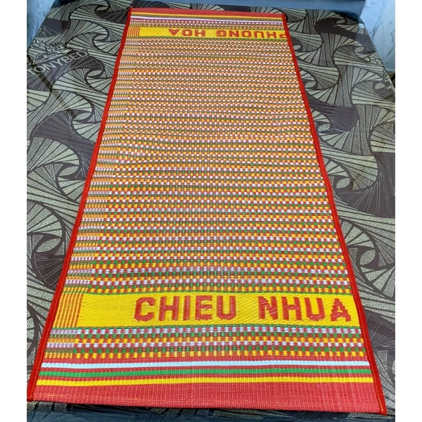 Thị trường chiếu gấp gọn hiện tại có đa dạng các mẫu, chất liệu và kích thước. (Ảnh 2)