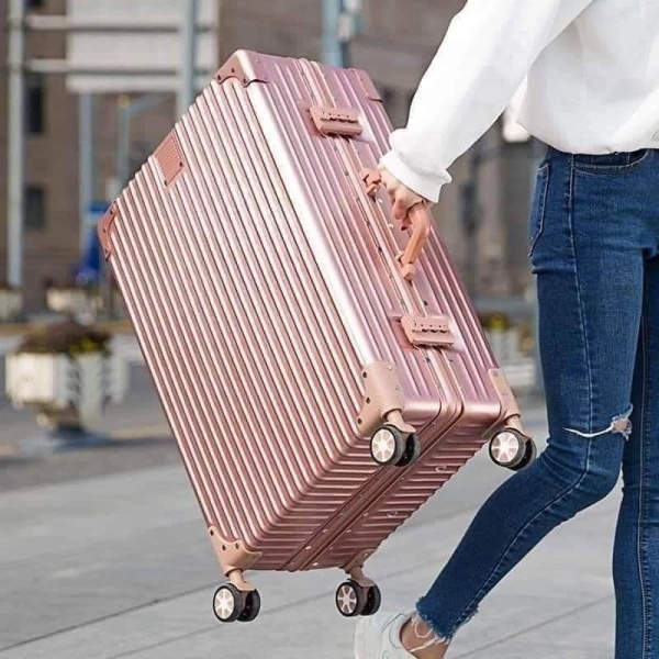 Vali được làm bằng khung nhôm thường được quảng cáo là “chống rạch móc”, vì nhôm tạo một khung vững chắc giúp hạn chế việc vali bị ép vào nhau. (Ảnh 2)