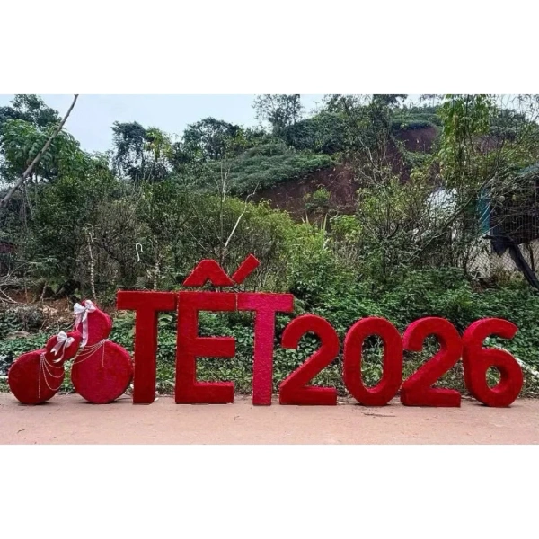 Chữ Tết xốp nhung tỏa sáng rực rỡ trong đêm cuối năm, nhưng dễ trượt khi không có giá đỡ chắc - Ảnh 3 Chữ Tết xốp nhung tỏa sáng rực rỡ trong đêm cuối năm, nhưng dễ trượt khi không có giá đỡ chắc - Ảnh 3
