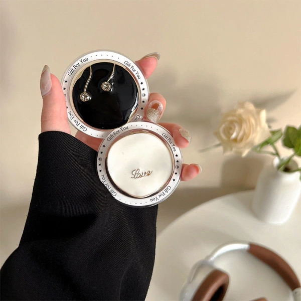 Hạn chế việc đặt quá nhiều vật dụng trên bàn. (Ảnh 5) Hạn chế việc đặt quá nhiều vật dụng trên bàn. (Ảnh 5)