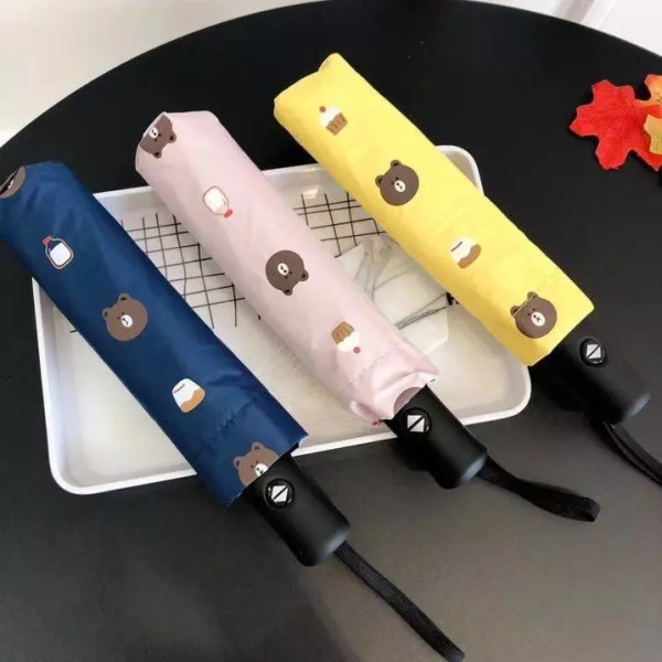 Ô dù gấp gọn thường có kích thước khi thu gọn chỉ khoảng 25 cm – đủ để lắp vào túi áo, túi đựng điện thoại hoặc ba lô mà không gây cồng kềnh. (Ảnh 2)
