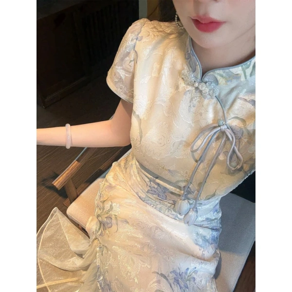 Một điểm đáng chú ý là cách vạt chéo được thiết kế dày dặn nhưng không quá nặng, giảm áp lực lên da cổ khi người mặc di chuyển hoặc cúi xuống. (Ảnh 2) Một điểm đáng chú ý là cách vạt chéo được thiết kế dày dặn nhưng không quá nặng, giảm áp lực lên da cổ khi người mặc di chuyển hoặc cúi xuống. (Ảnh 2)
