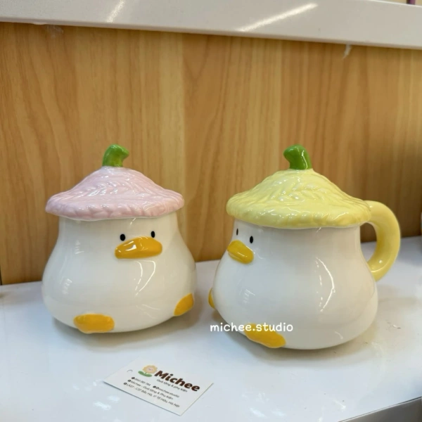 Thứ nhất, cấu trúc thiết kế của chiếc mũ thường bao gồm một “rìa” nhô lên và một phần bên trong hình chữ “U”. (Ảnh 2)